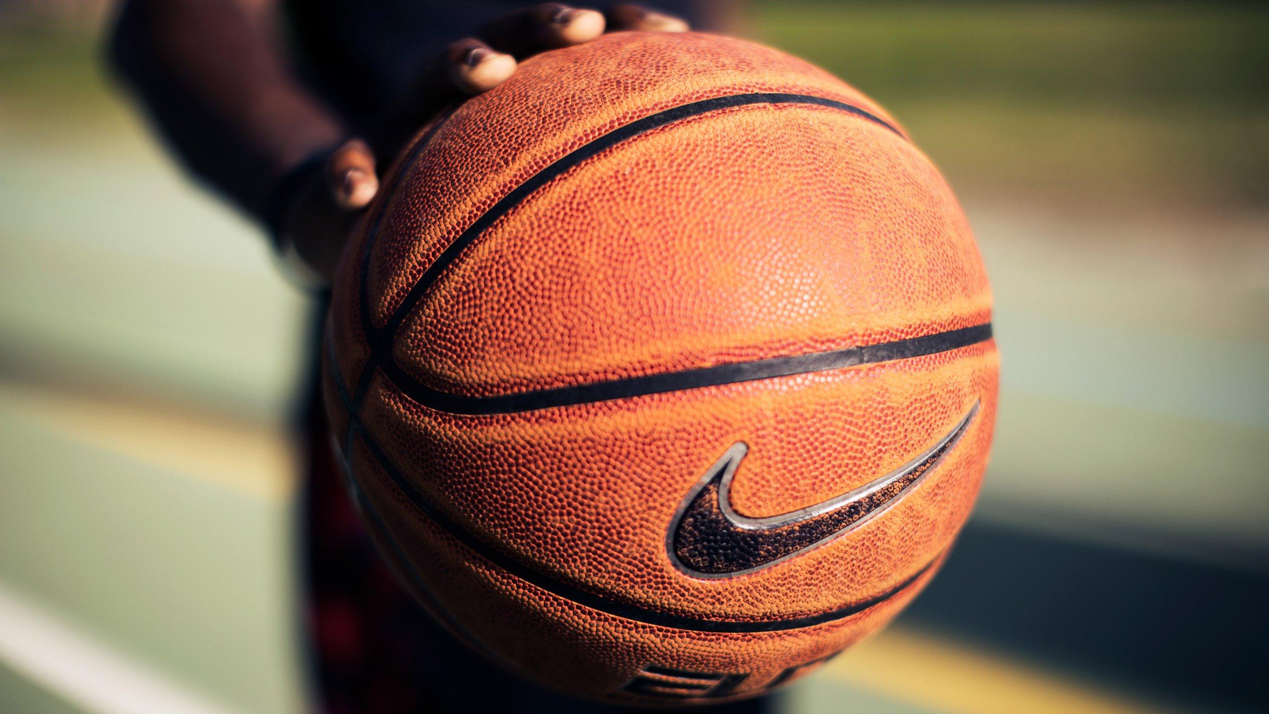 NBA季后赛激战正酣，勇士队逆转取胜，库里狂砍45分创纪录