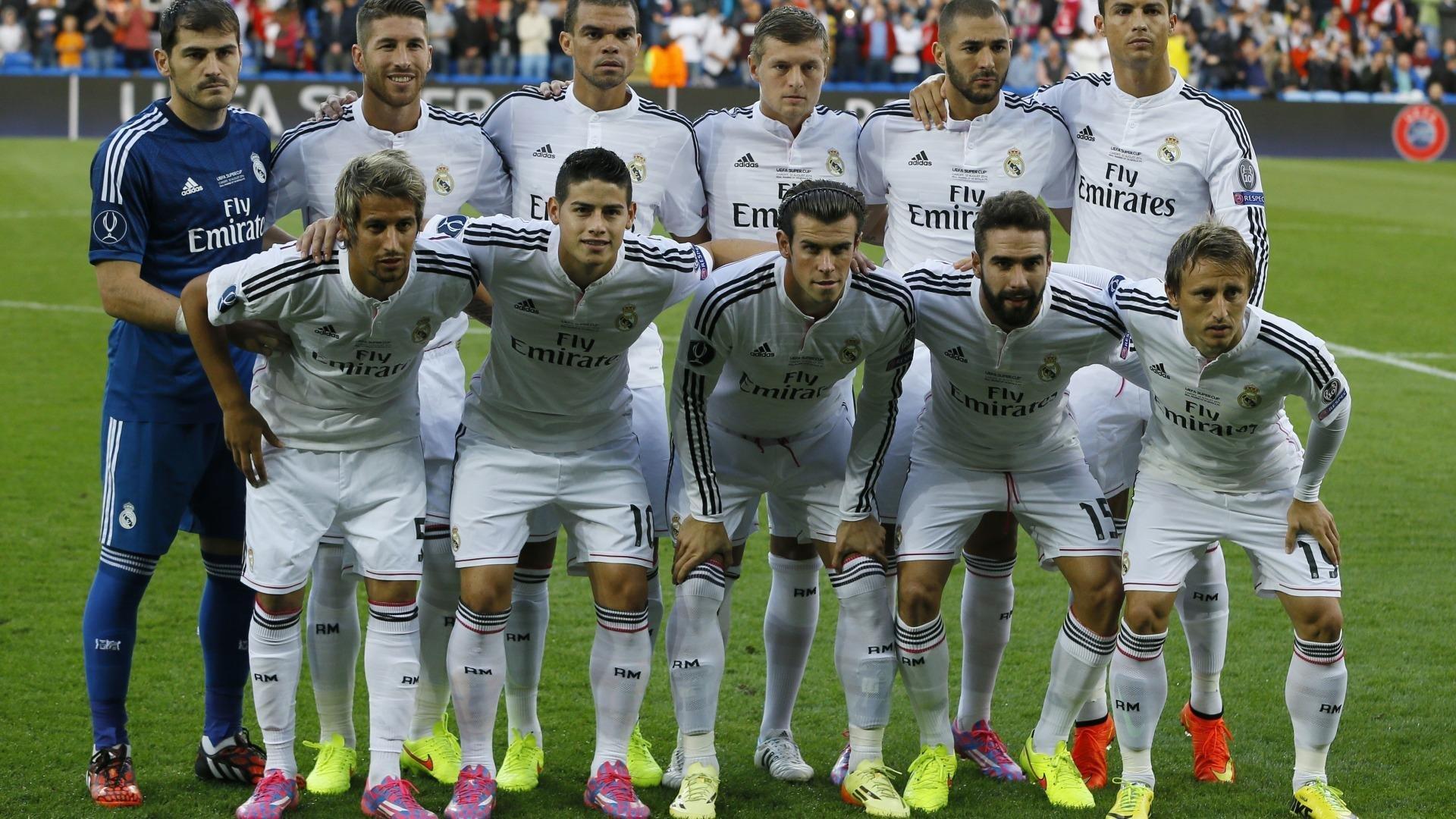 赫伊森亲临玫瑰园球场观战，获赠马拉加4号战袍引未来遐想